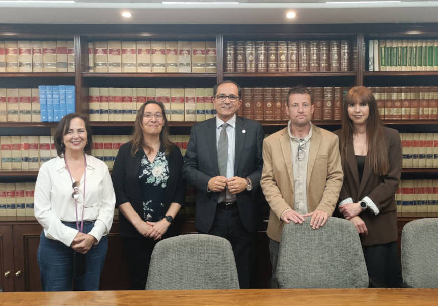 De izquierda a derecha: Consuelo Cuenca; Verónica Sanz; el rector de la UV, Juan Luis Gandía; Jaime Alcalá y Eva Escuder.